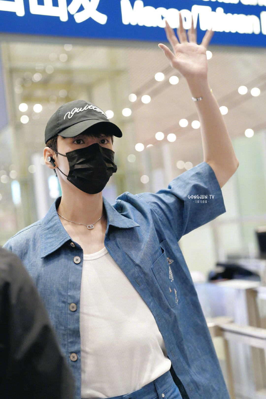 龚俊 × 机场出发🛫身穿 Louis Vuitton 丹宁套装，佩戴 Mess