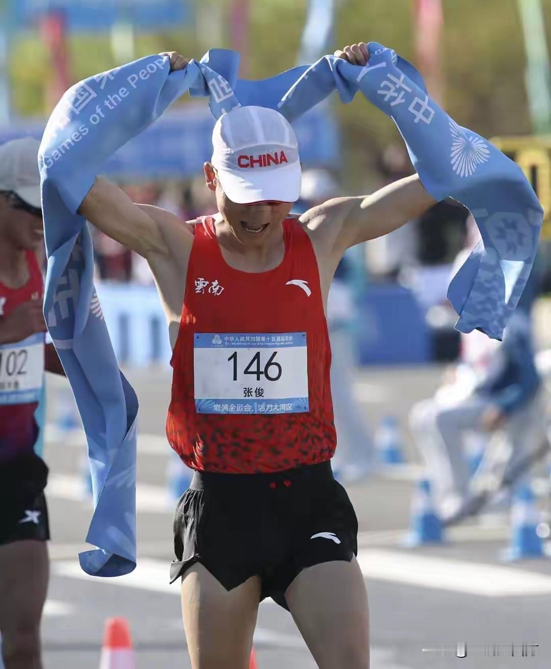 第十五届全运会田径项目开战，率先进行的男子20公里竞走比赛，云南选手张俊以1小时