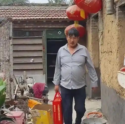 大衣哥朱之文坚持不开自媒体账号，背后想法很实在。

近期朱之文在采访中正面回应了