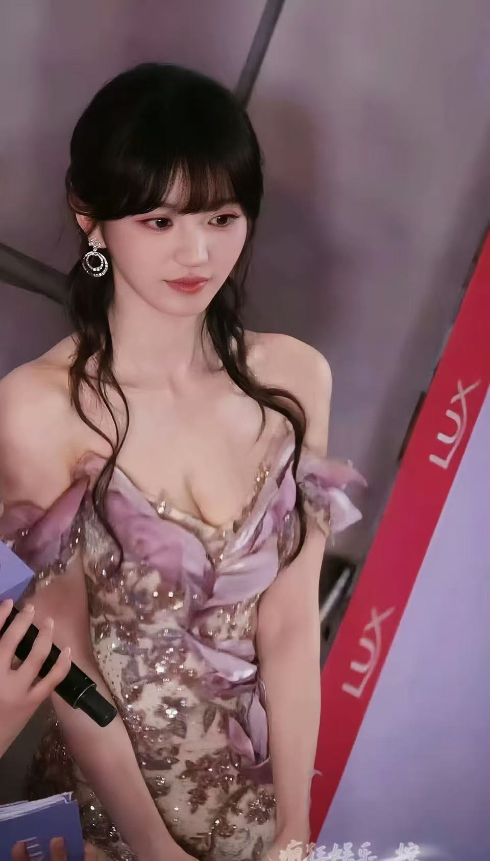 杨幂 x 白鹿 x 田曦薇俯拍镜头下的三位顶级女神📷 白鹿彭冠英手型差 