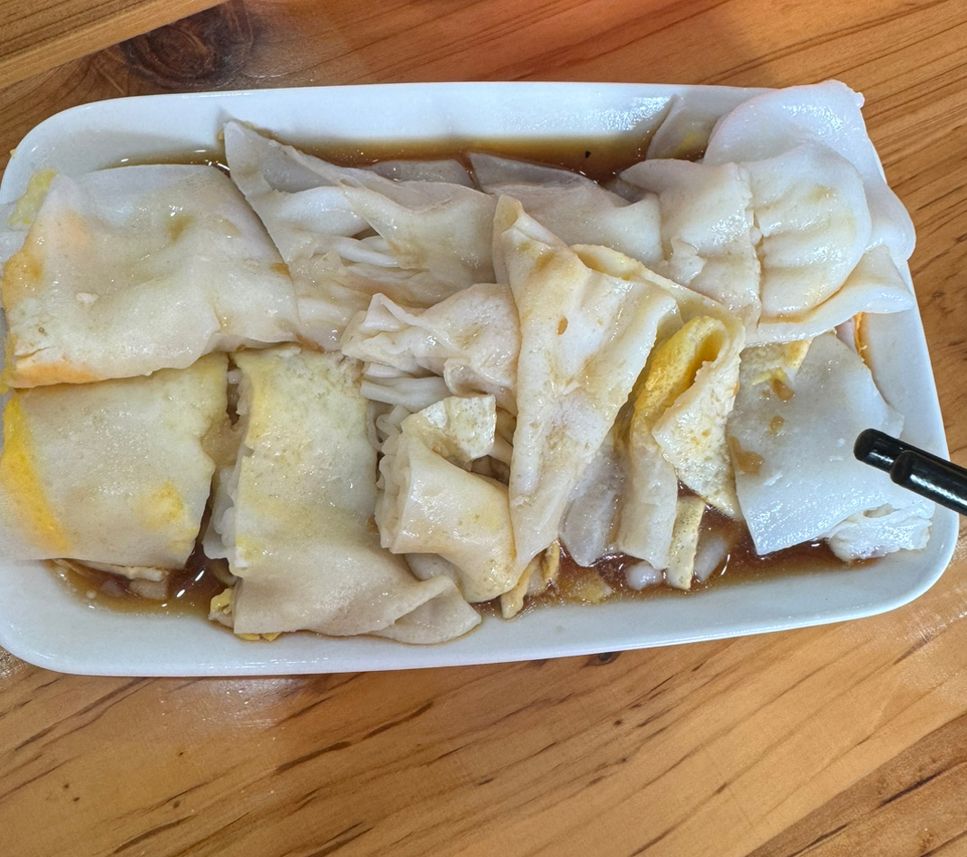 早上好，早餐吃的肠粉一点都不好吃，影响我一天的心情[泪] ​​​