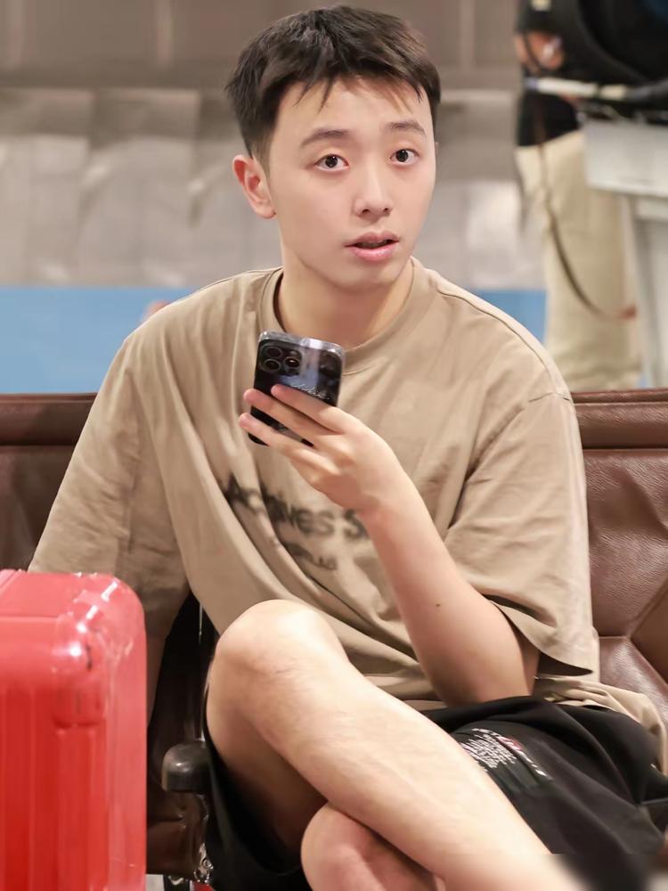 你敢信？新加坡大满贯刚传回的猛料：陈垣宇摔裂蝴蝶主拍，居然逆转约奇克！
 
拍柄