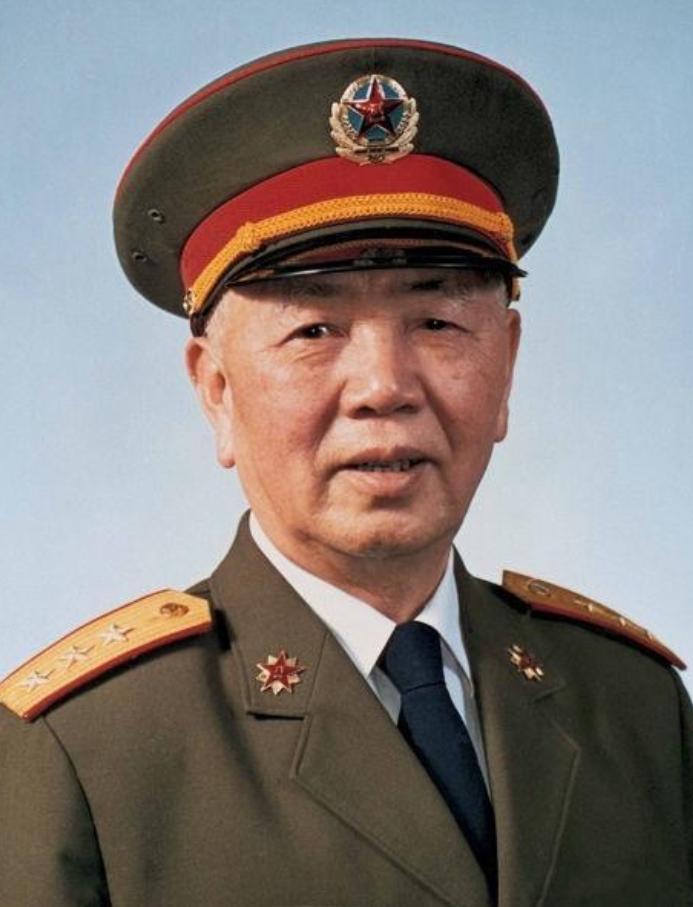 1982年，海军3艘舰艇被台风刮到岸上，刘华清派一个副参谋长去调查，得知出事时3