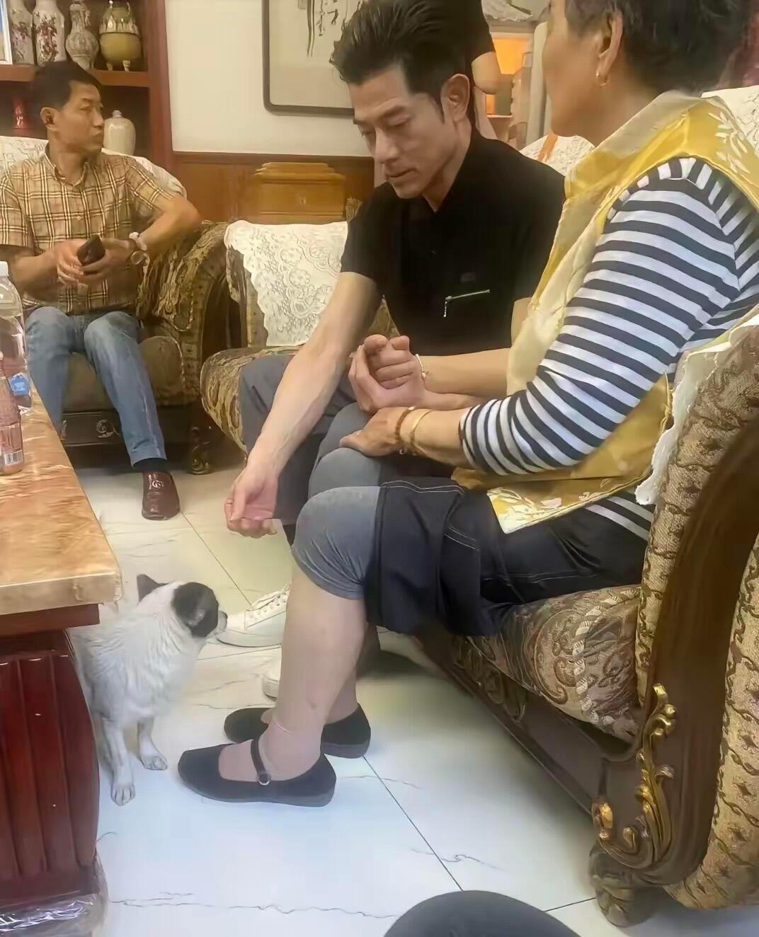 方媛的外婆，对她这位外孙女婿很满意的样子 