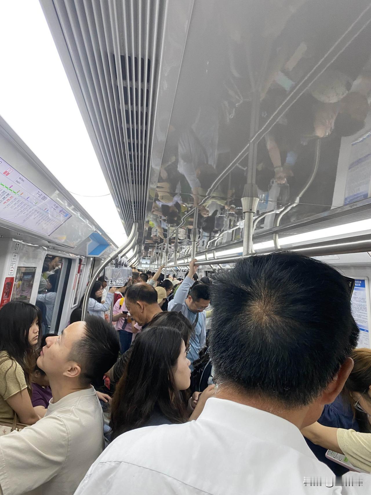 今天下午六号地铁上的年轻人特别多，大都是前往奥体看周深演唱会的。