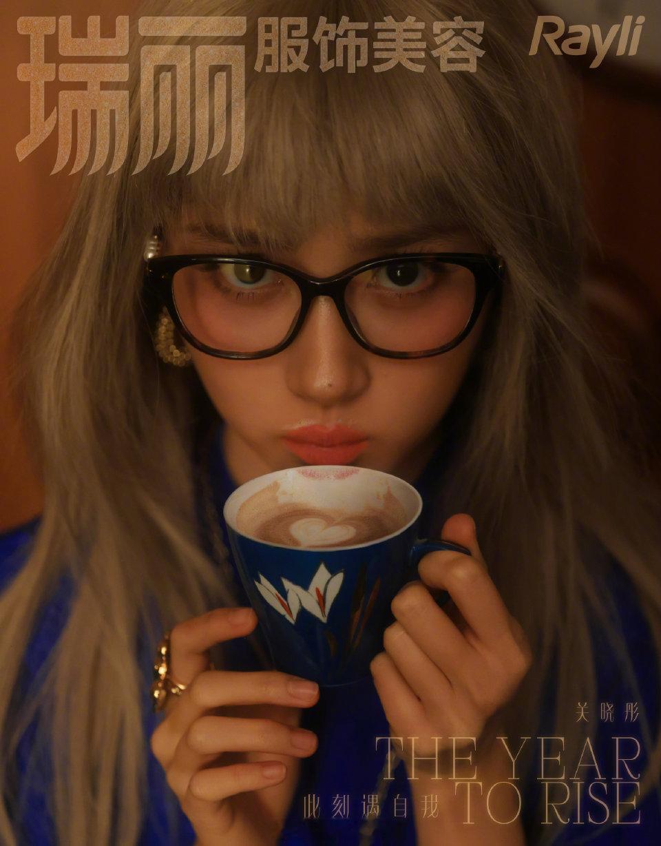 关晓彤瑞丽开年刊封面漂亮的，洛丽塔少女。关晓彤百变造型都能hold住诶，好看的。