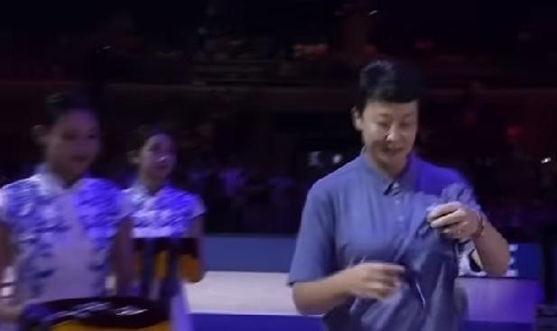 这真没必要！

女排亚锦赛刚打完，决赛咱们2比3输给了泰国队，拿了亚军。本来输了