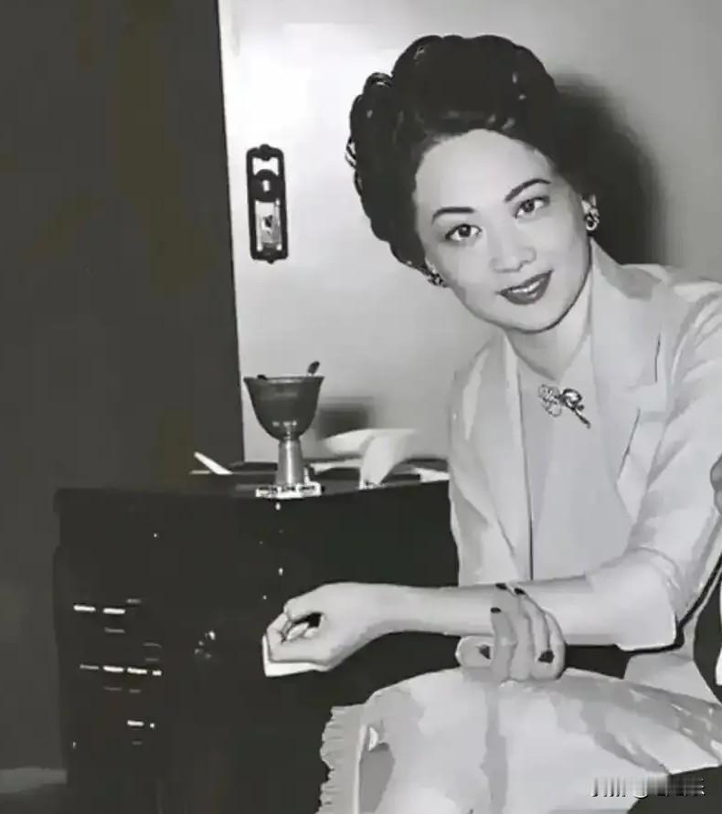 1981年宋庆龄病危，通知发到海外宋家后，其他后人都犹豫观望，唯独寡居多年的胡其