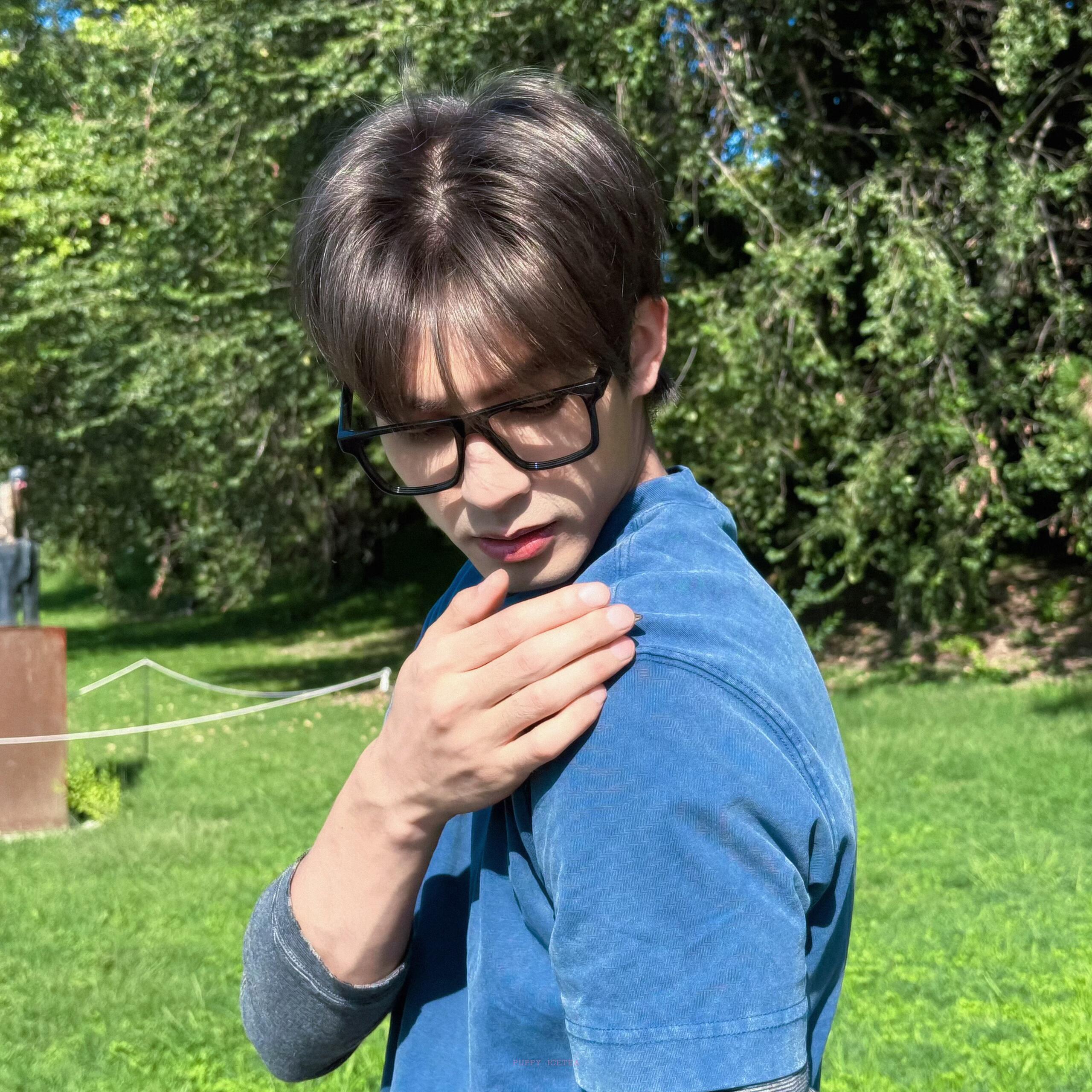 宋威龙简直是头像大户宋威龙头像大户 宋威龙的照片有种安静的故事感。不吵不闹，就是