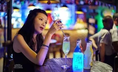 佣人披露邓文迪与英国前首相，在默多克的别墅，当众互相喂食

**邓文迪与英国前首