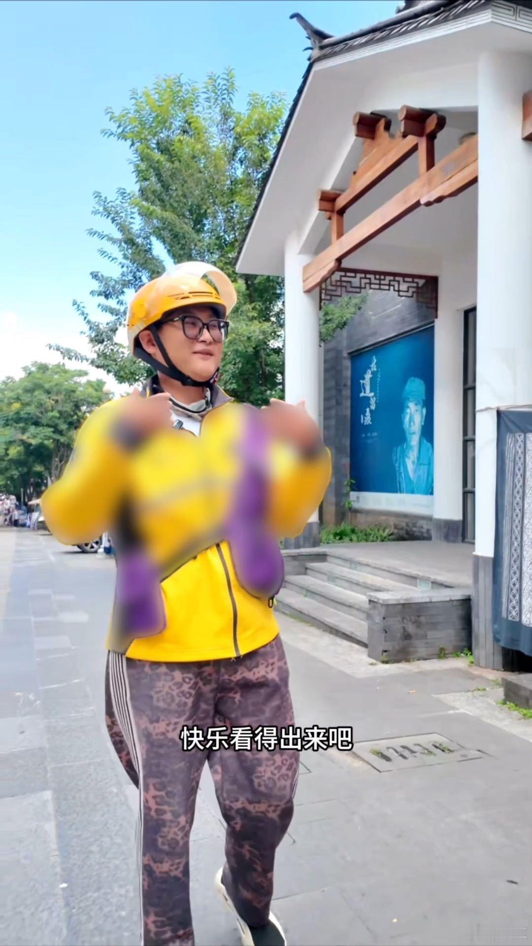 别人上班摸鱼我在大理送餐摸云打工人的浪漫就是闹钟不用定到清晨六点，推开窗就是苍山