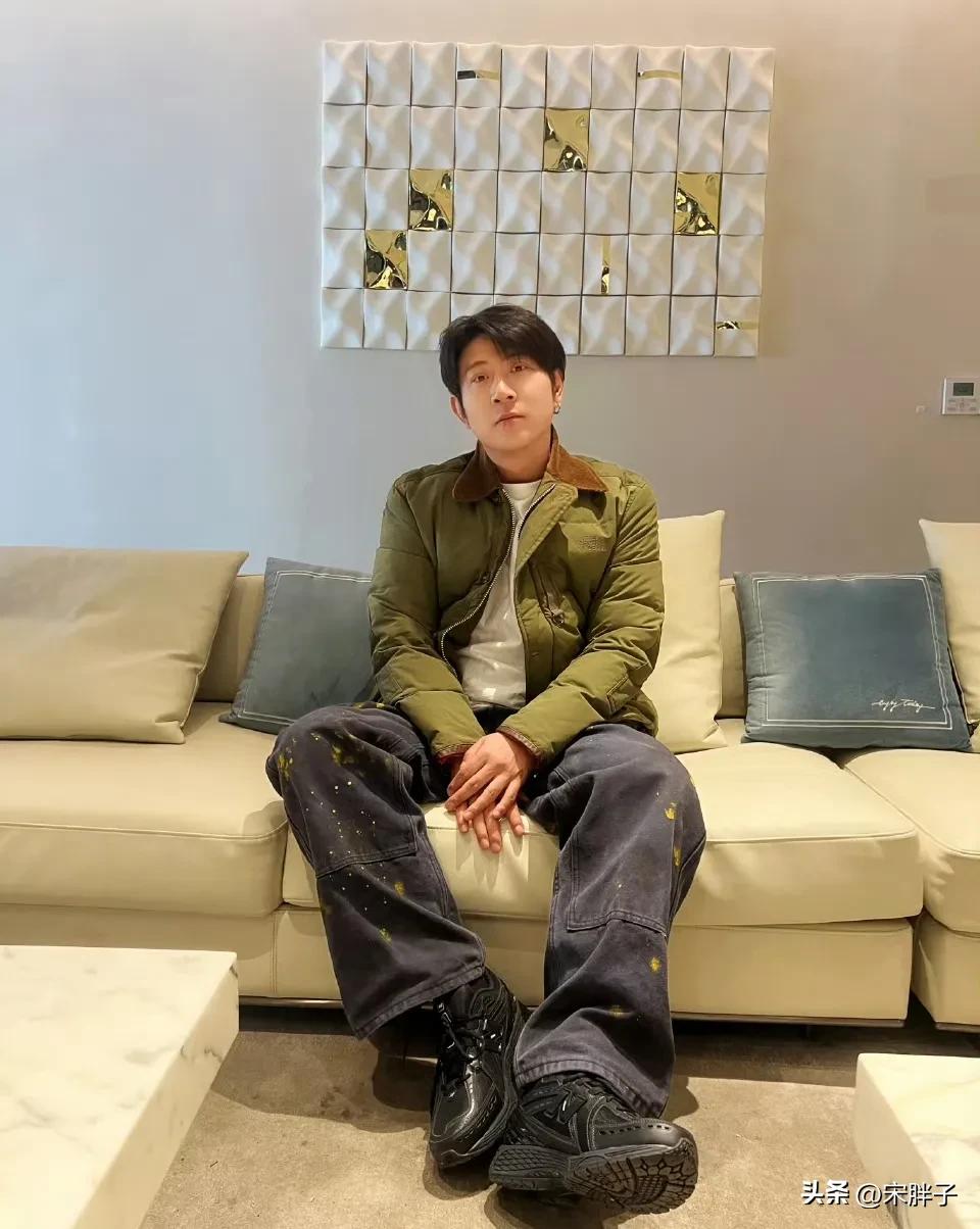 近日，高晓攀在脱口秀舞台上聊起了自己的创业故事，讲述了作为嘻哈包袱铺老板的艰难历