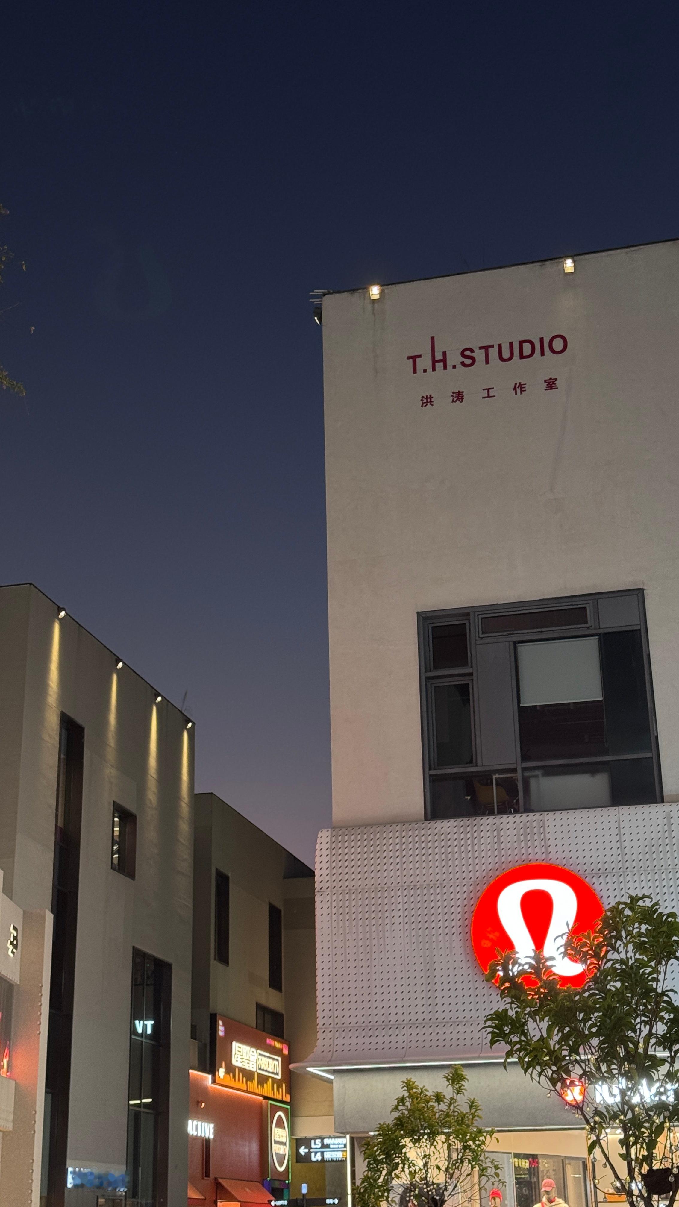 又买了一只wakuku结果又是双数！然后给他们两互换了帽子还挺搭～第一次吃muj