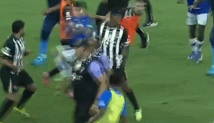 回巴甲挨揍！前中超名宿胡尔克被飞踹了。
巴西米内罗州锦标赛决赛上克鲁塞罗1-0击