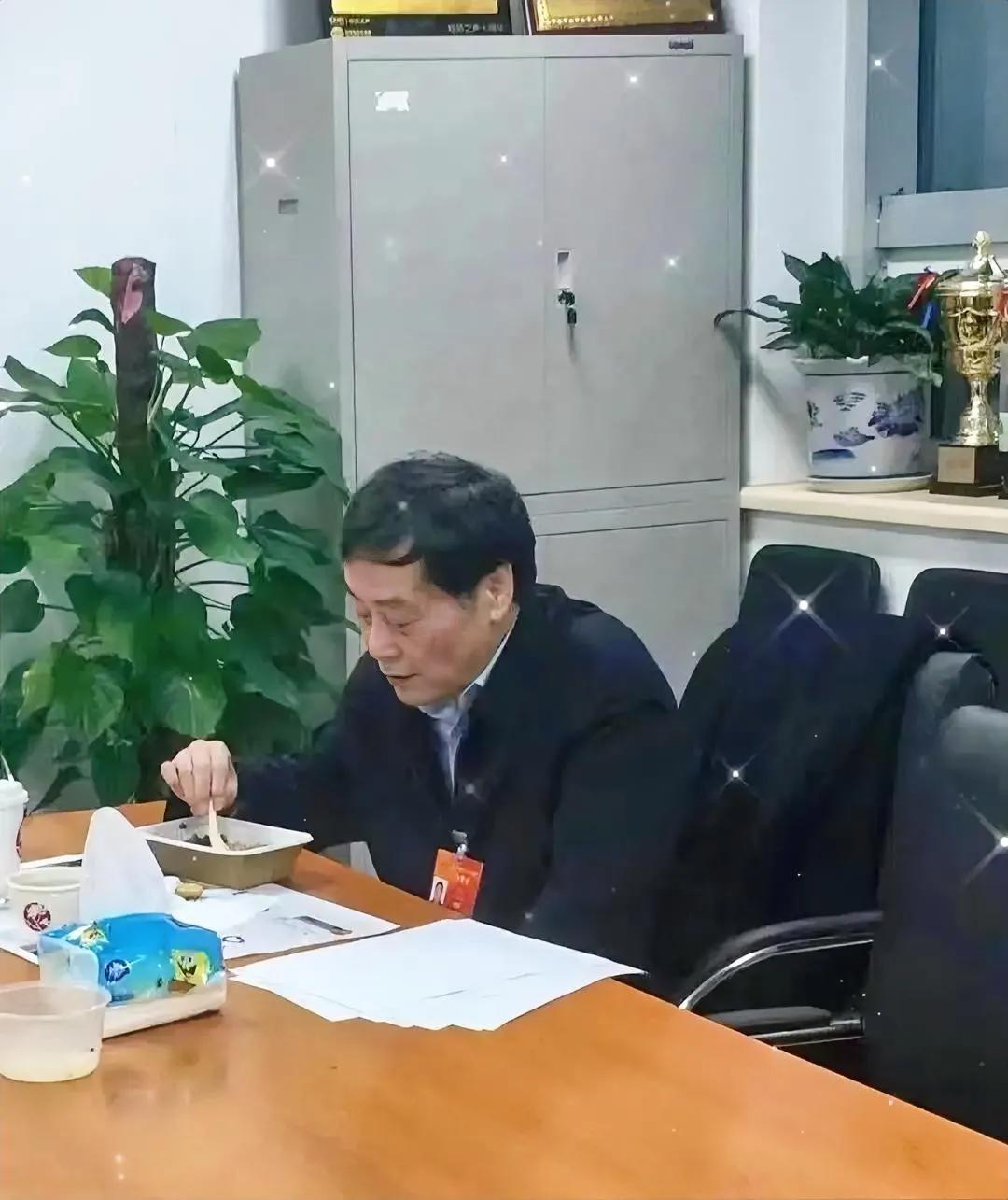 还是不敢相信，
一生简朴的宗老啊！官方没有通报就不能信！