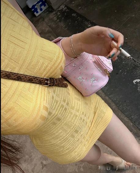 明人不说暗话，我就讨厌那些抽烟的女子。可能是我有偏见，我觉得只有那些不学好的、在