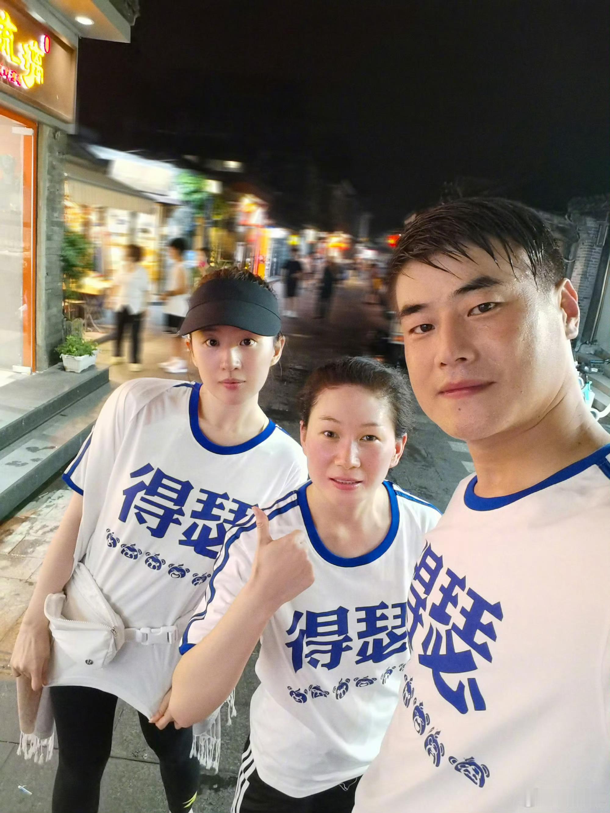 刘亦菲晒和东方明珠合照今天出门跑步了[比耶] ​​​