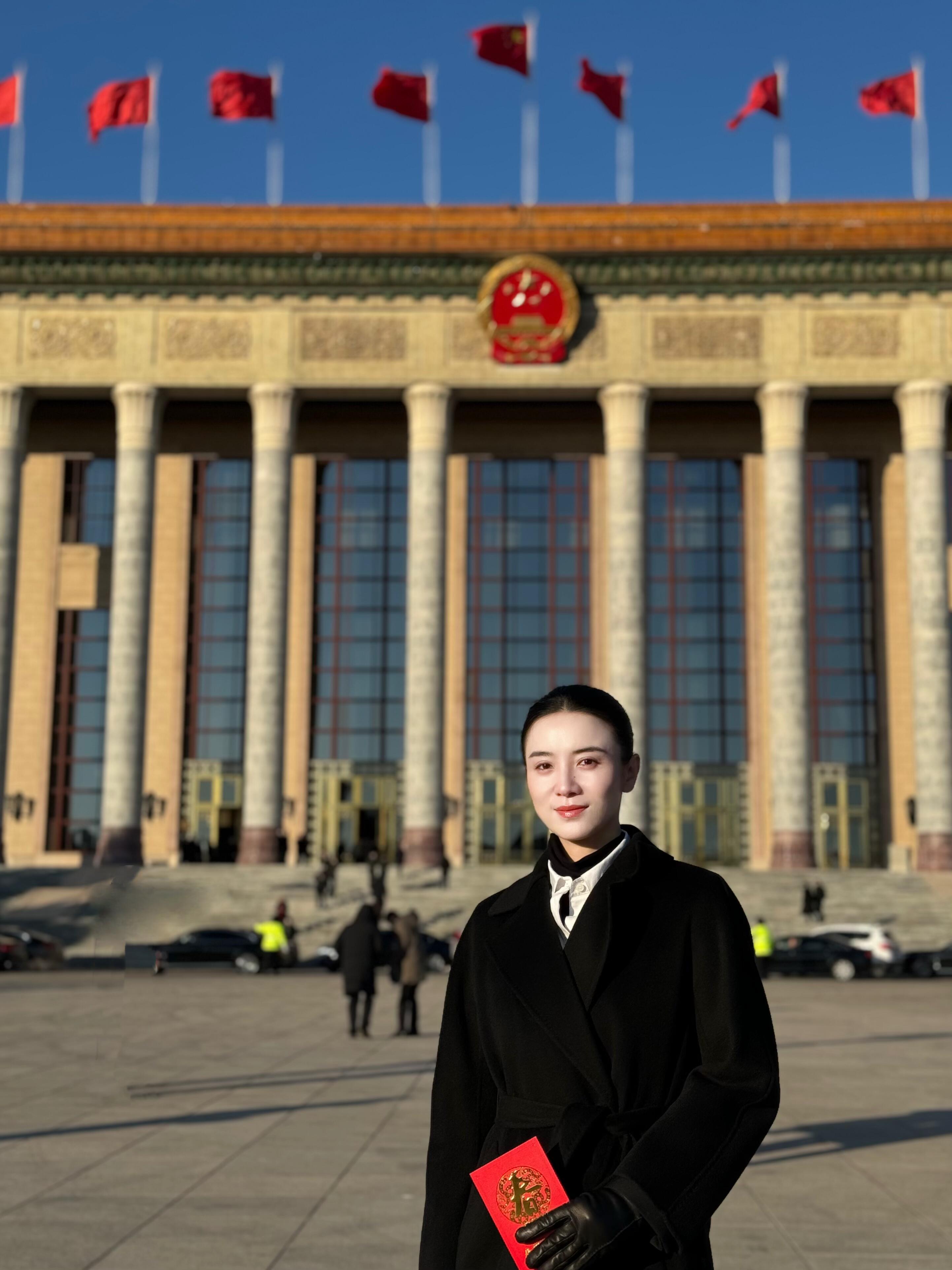 宋佳我体制内的姐  宋佳就是我体制内的姐，黑色大衣清冷干练大气温婉，气质太迷人了