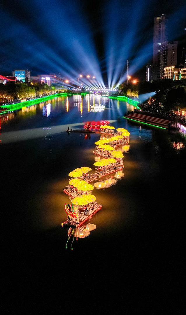 谁懂啊！洪湖的夜晚直接把氛围感拉满✨ 内荆河流光溢彩，无人机划过夜空，凤舟逐浪、