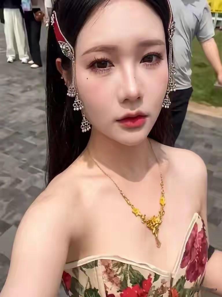 浅谈宝莲寺着装风波：穿衣自由，贵在知场合、守分寸

这件事的结局一边倒，本质是大