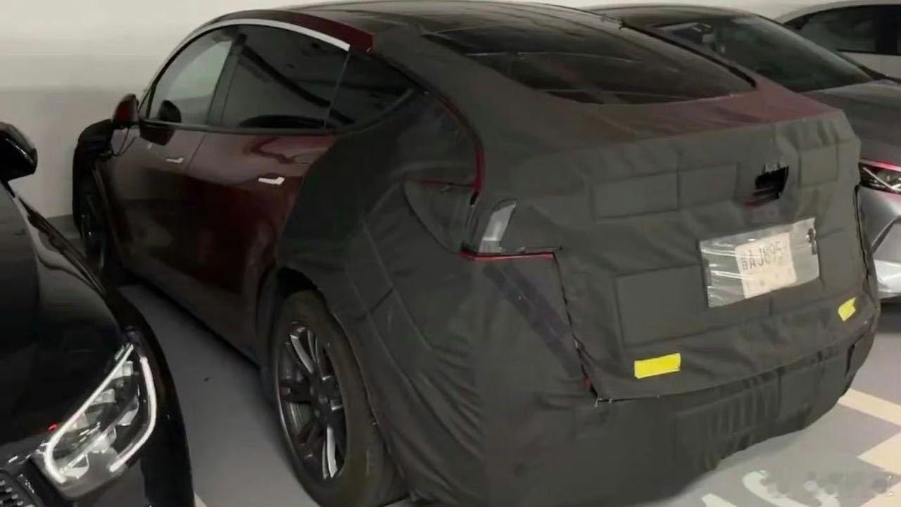 午夜樱桃红？还是说光线问题？特斯拉Model Y L ​​​