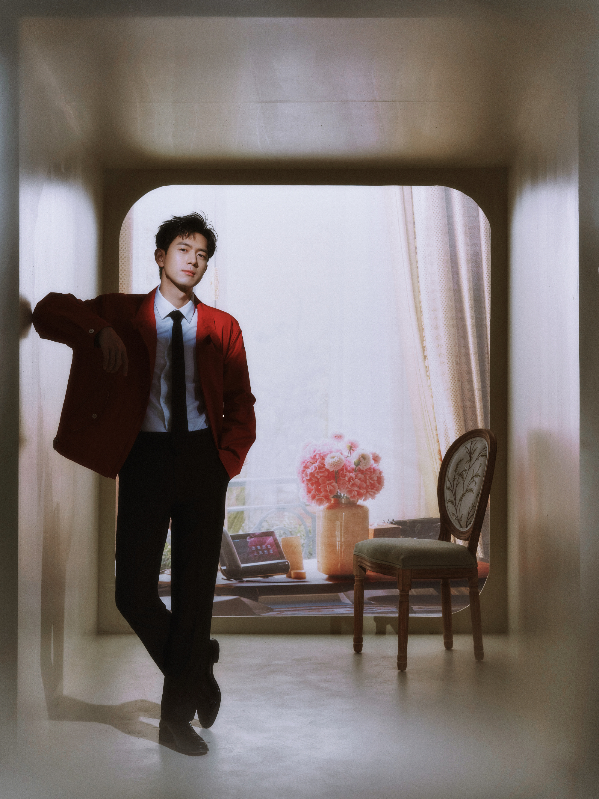 李现用自己的摄影作品做背景图 李现工作室的春晚出发图也太会了！镜头里的风景偷偷“