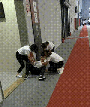 这小伙子的体格也太差劲了，堂堂一个男子汉，被四个小女孩摁住起不来，实在是不应该呀