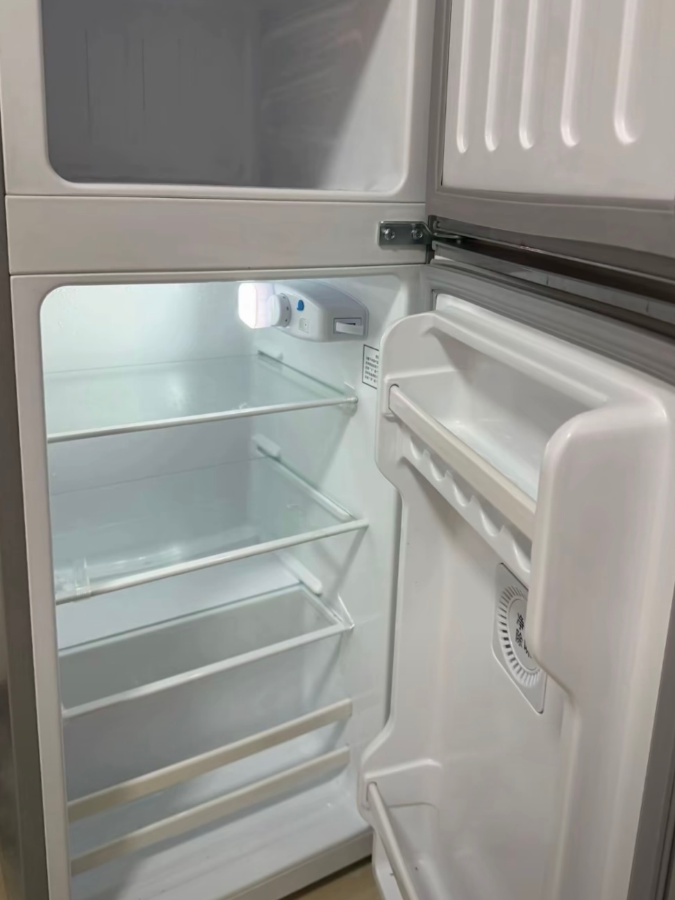 饿了打开冰箱 发现冰箱比我还饿 