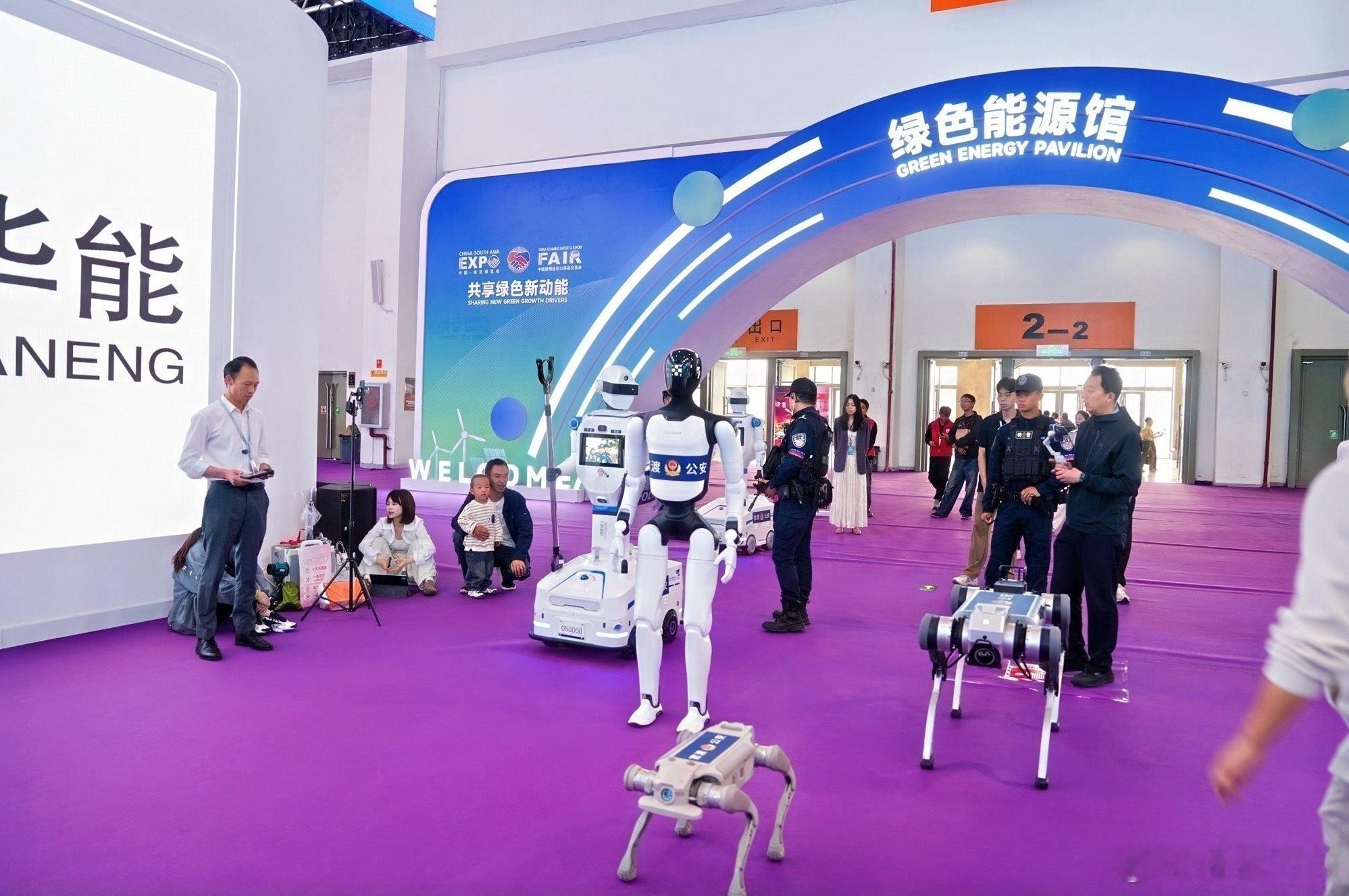 南博会绿色能源馆氛围感拉满非常的喜欢 南博会绿色能源馆 ，把绿色环保和科技时尚感