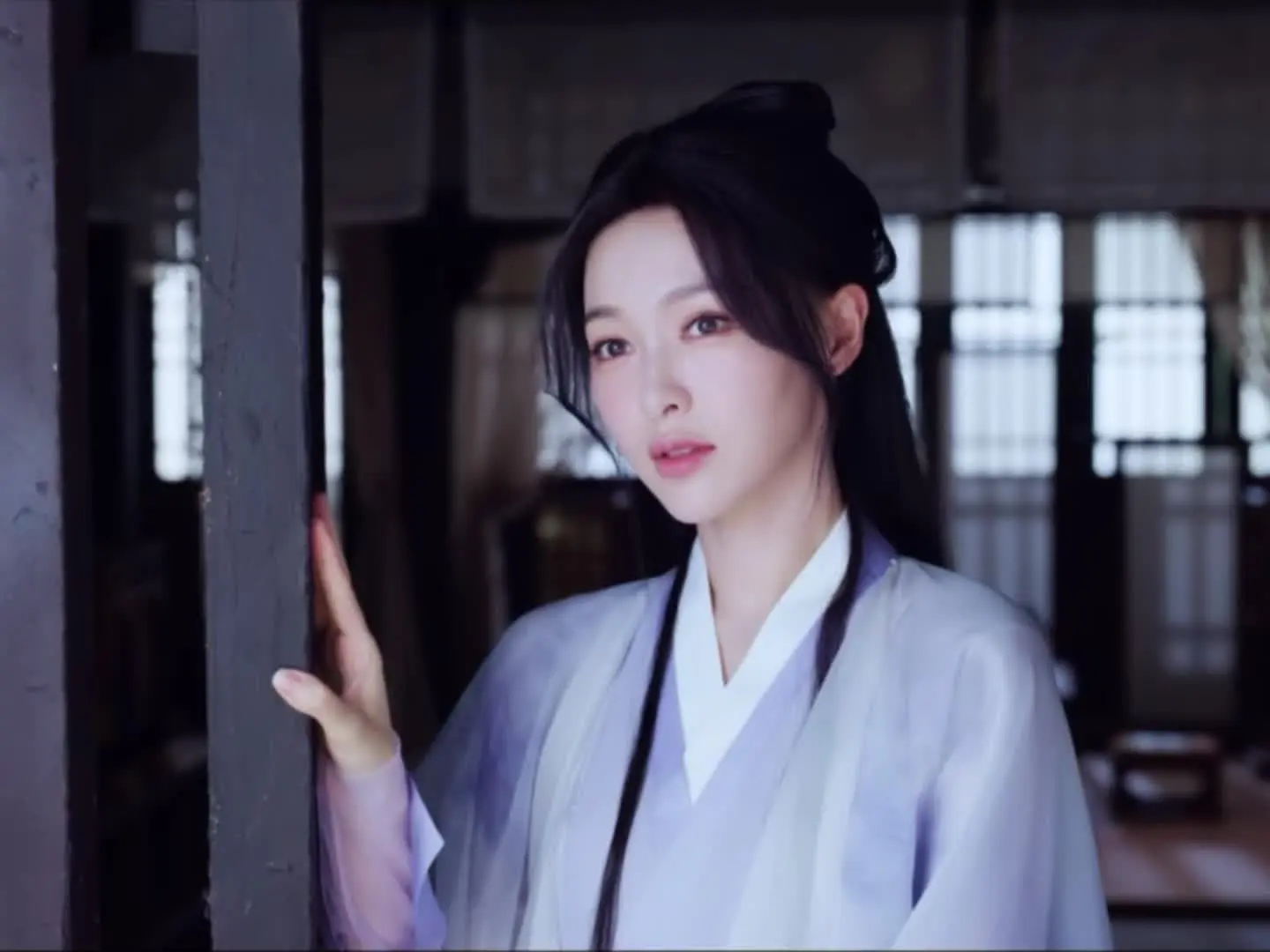 她为姬谭音贡献了成熟的演技，既有匠师的理性冷峻，又有神女的慈悲坚韧。