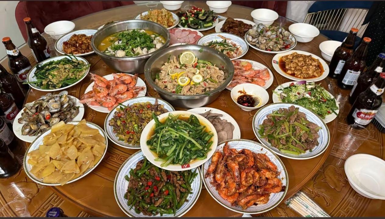 老家来了几个亲戚，我和婆婆忙了一上午，做了这满满一大桌家常菜。
有鱼虾、贝类、荤