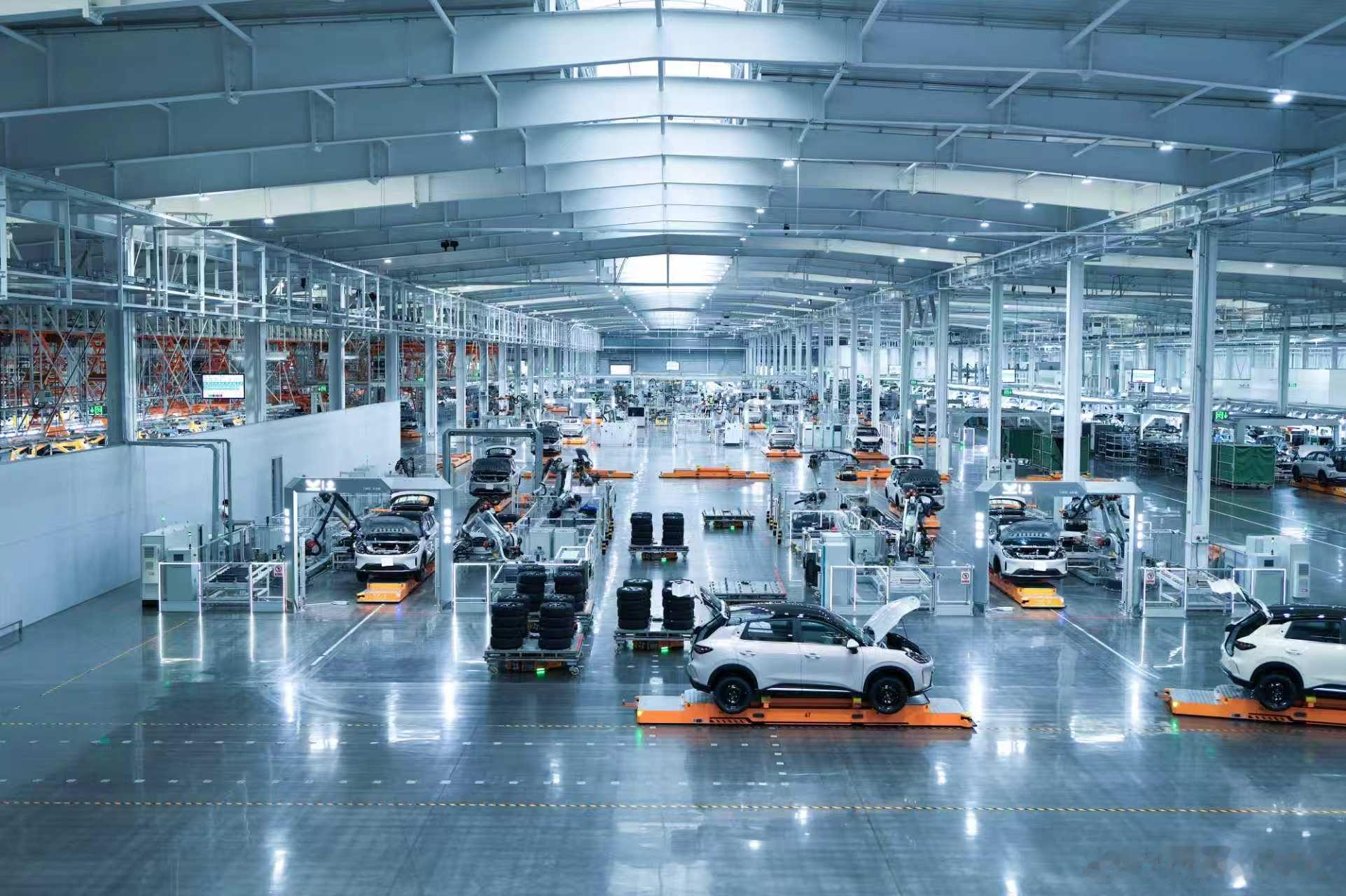 新华AUTO:5月28日，上汽集团第一亿台下线车辆五菱EKSION（星光560全