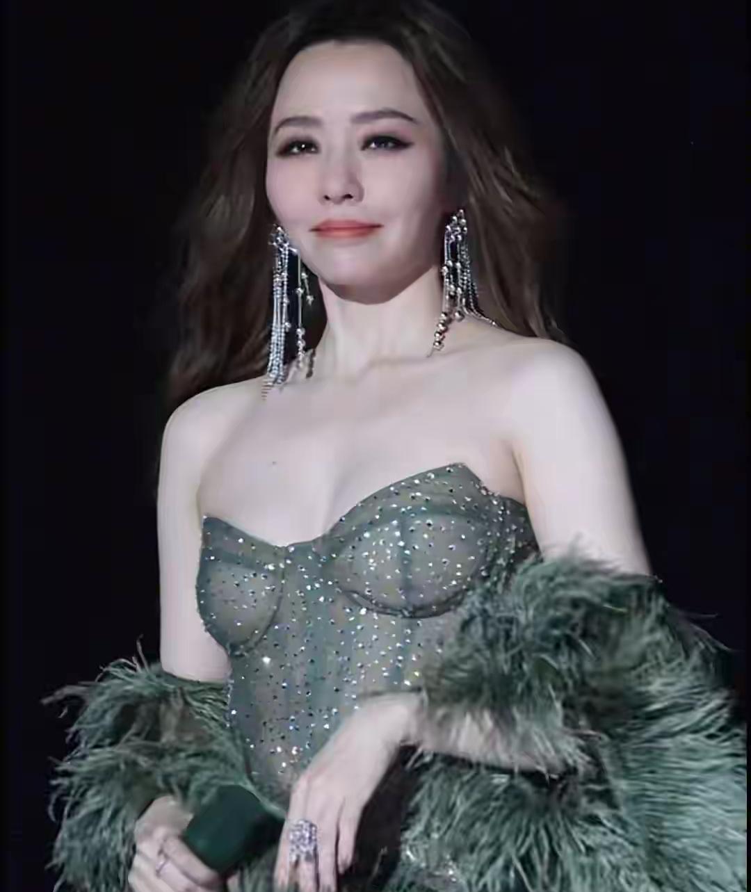 一次演唱会上的跌落，
让全国人民都知道了，
明星们不光有假唱、糊弄观众的，也有张