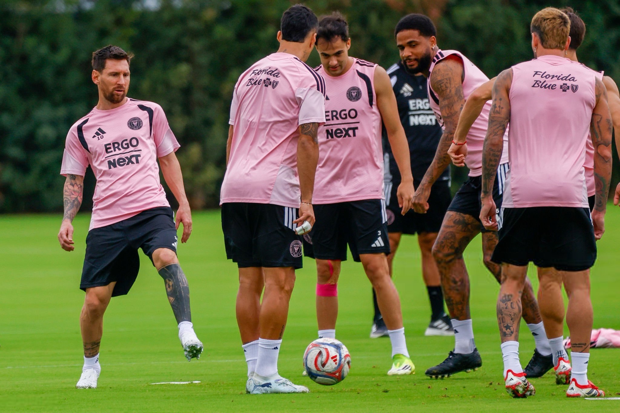 今天训练的梅梅大笑😆梅西