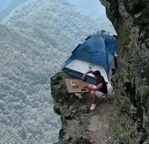 敢于在此吃住，胆子真大呀！真佩服那些敢于冒险探险家，内心太勇敢无所畏惧。
#这人