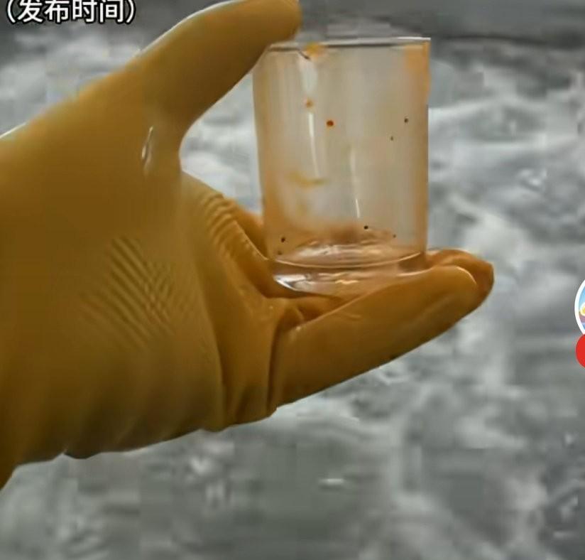 网友分享，餐具厂用火碱清洗餐具，下去涮两下子杯子，立刻透亮如新，
这是什么高科技