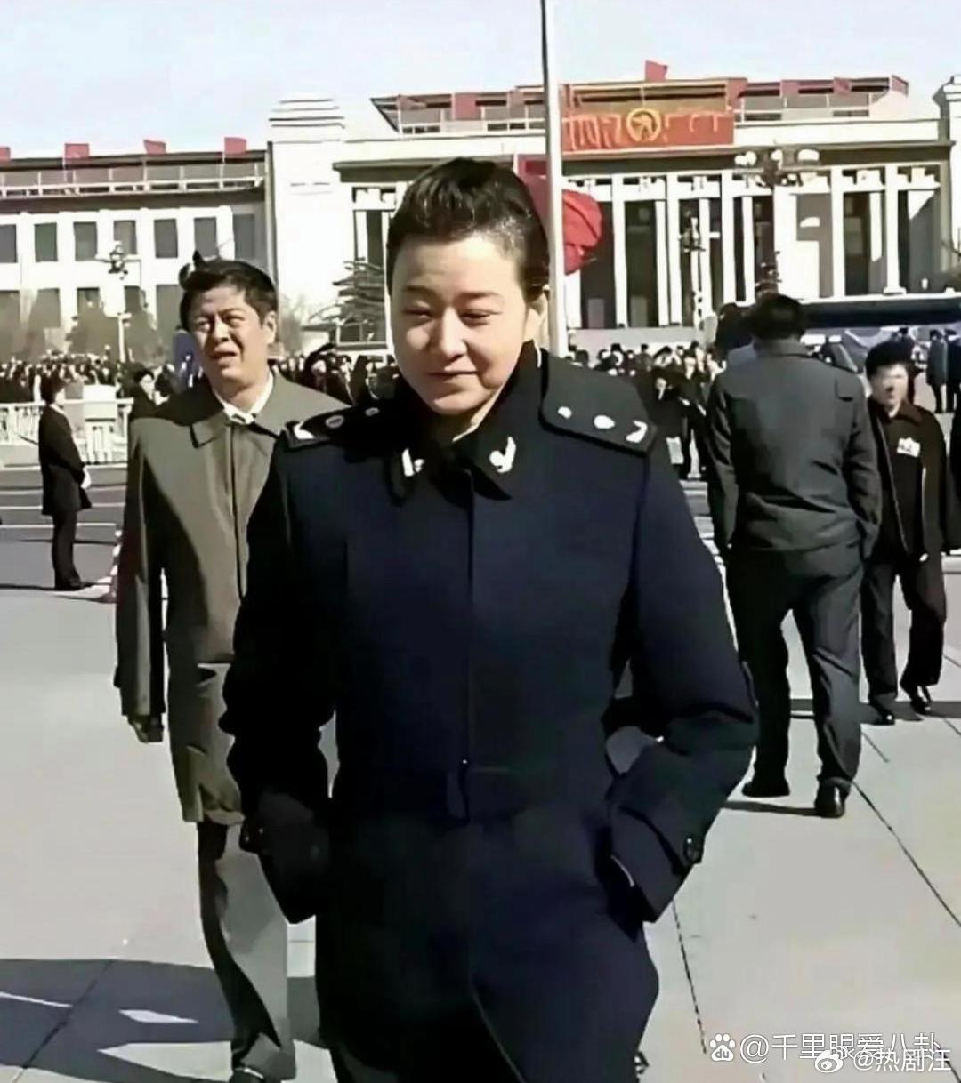 一张宋祖英走出人民大会堂的照片，直接把我看愣了 