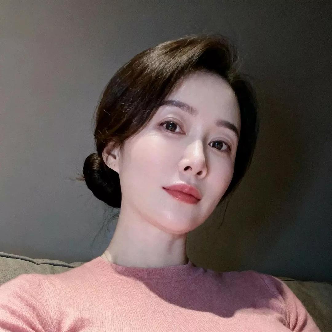 温柔优雅的自拍，柔和的灯光下更显动人。甜美自拍 甜系自拍写真 温柔美女自拍 气质