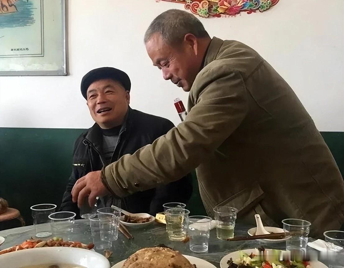老人戒酒，是“作死”还是明智之选？医生为您揭秘真相！

 在一间充满岁月痕迹的小