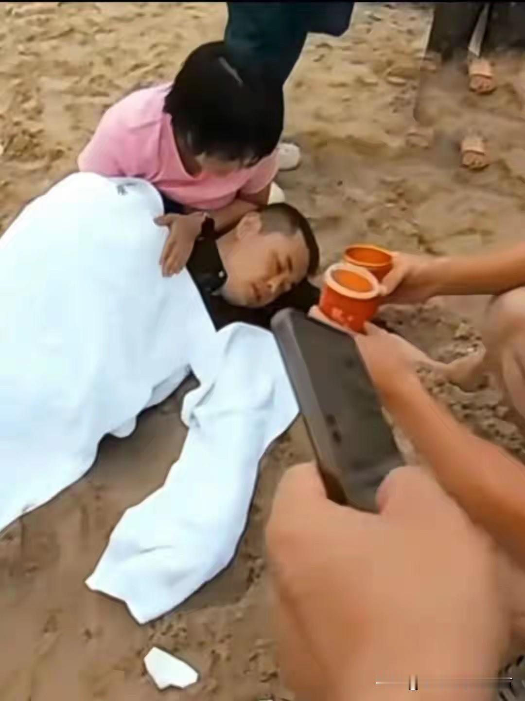 “他救孩子，众人救他！”湖南岳阳一男子在海南海边游玩时，不顾自身安危，跳进海里连
