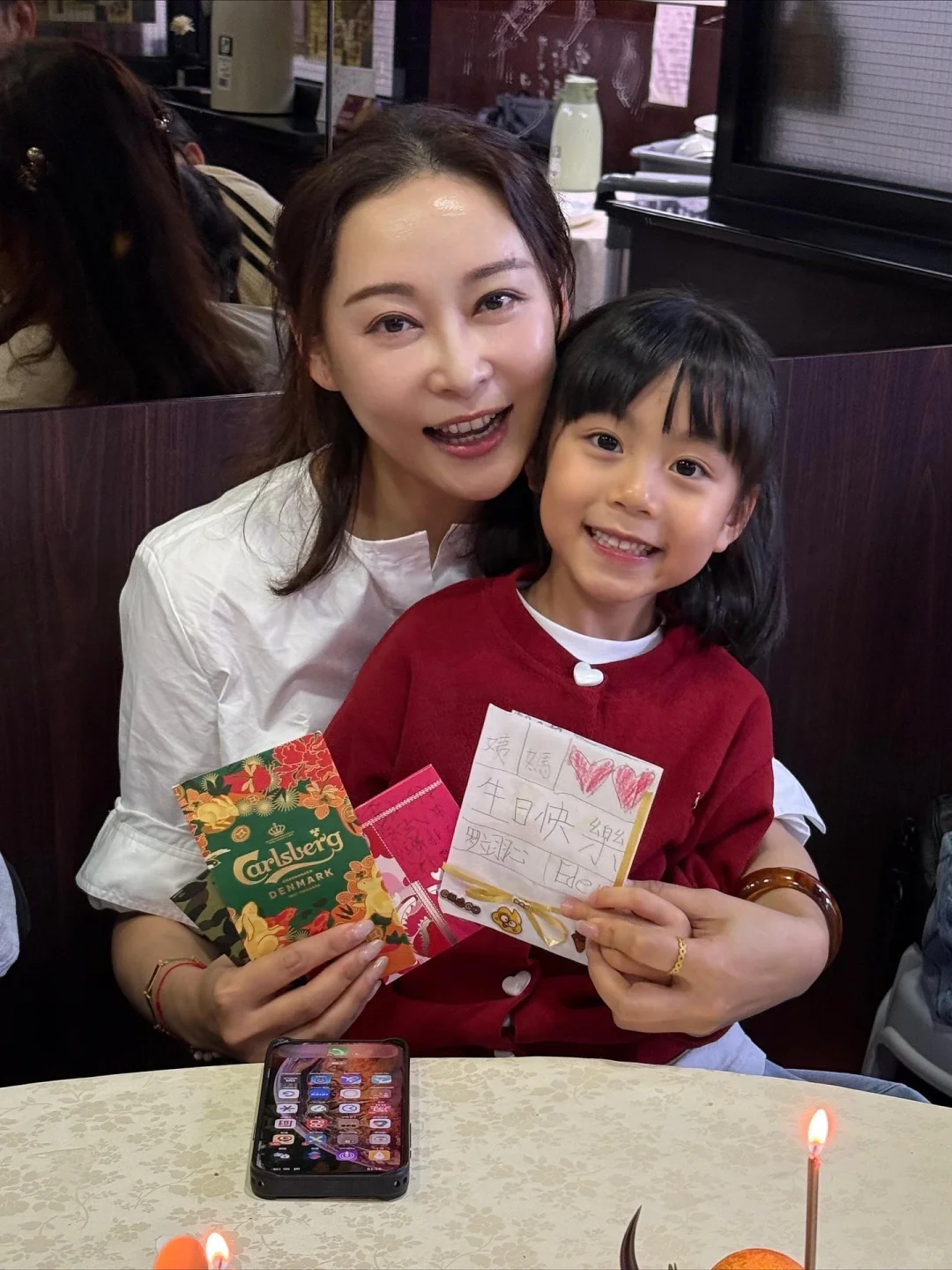 杨怡女儿小珍珠亲手制作贺卡，为姨妈杨卓娜庆祝48岁生日。小珍珠长得真好看，集合了