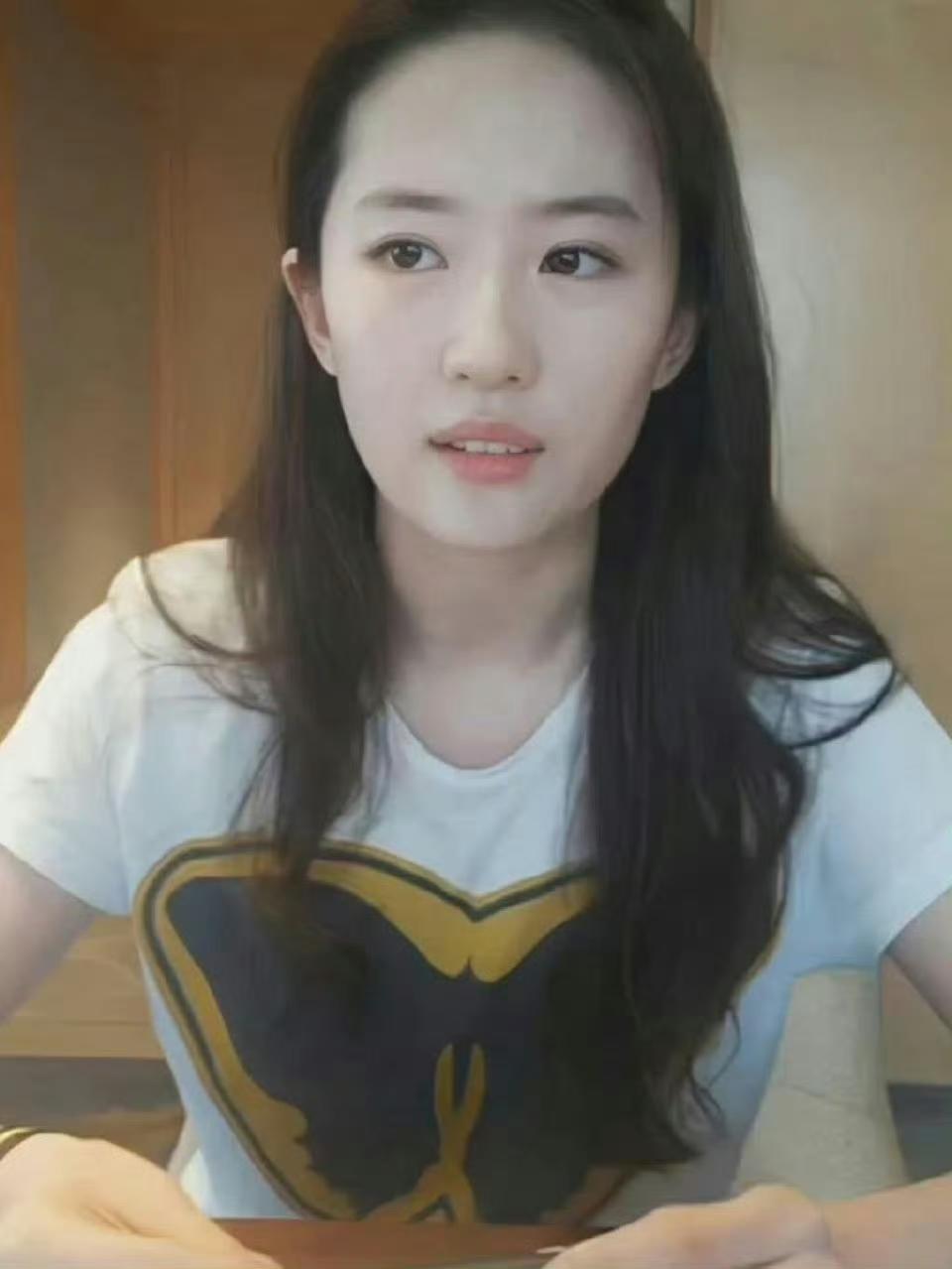 直播中的刘亦菲显得有些生疏，似乎还不熟悉如何与镜头互动。然而，她并没有刻意营造热