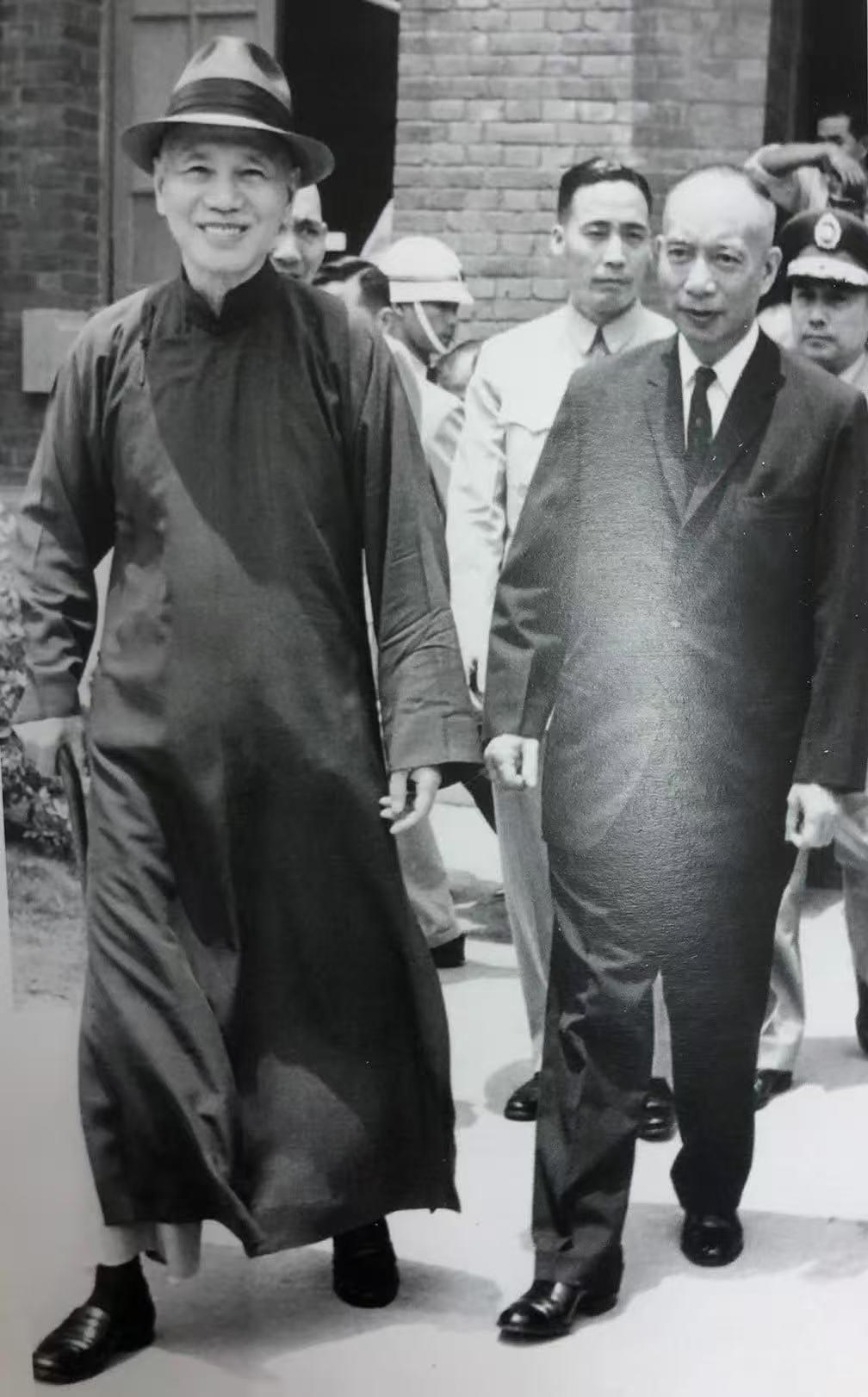 右边那位西装革履的是谁？大家认识不？
看最后那位军官戴着的军帽，可以判断是逃遁台