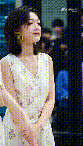 何穗希林娜依高最萌身高差希林娜依高被粉丝调侃偷笑出行同框氛围感直接拉满，何穗一举