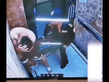 这个视频看着过瘾！一个坏人尾随一个女人进电梯，然后试图侵犯这个女人，此时保安赶过