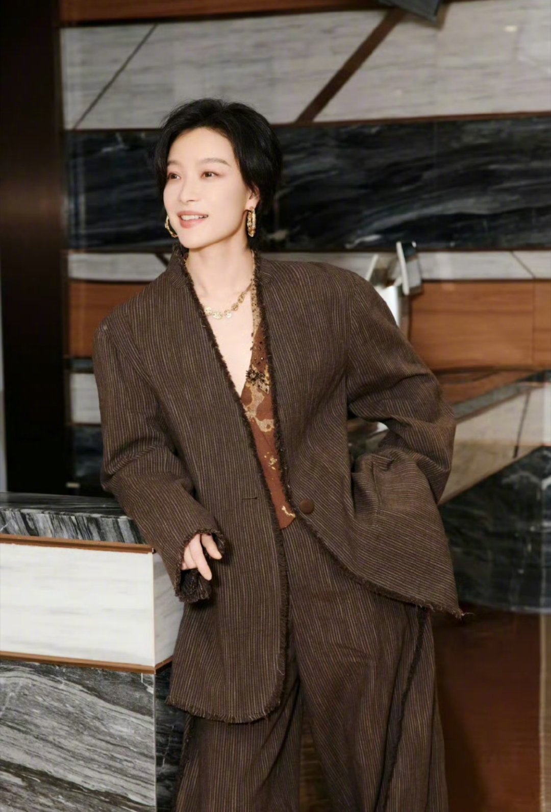 倪妮短发又飒又美倪妮剪短发真的鲨疯了！利落剪裁直接把下颌线封神，发丝随意一散又纯