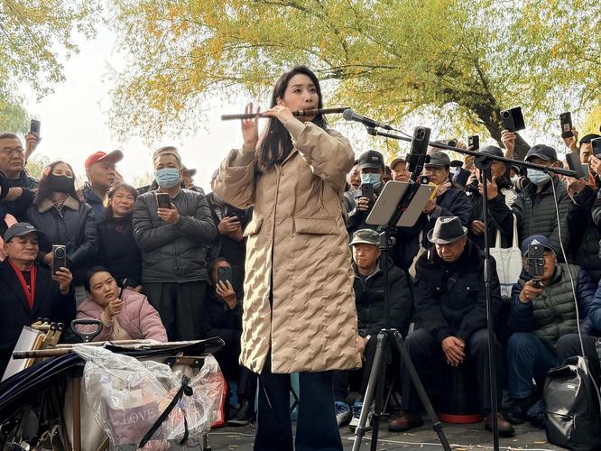 美女笛子弹奏家孙楚泊
缘何获得国民闺女美誉？

记者王志俭（穿石）文图

今年秋