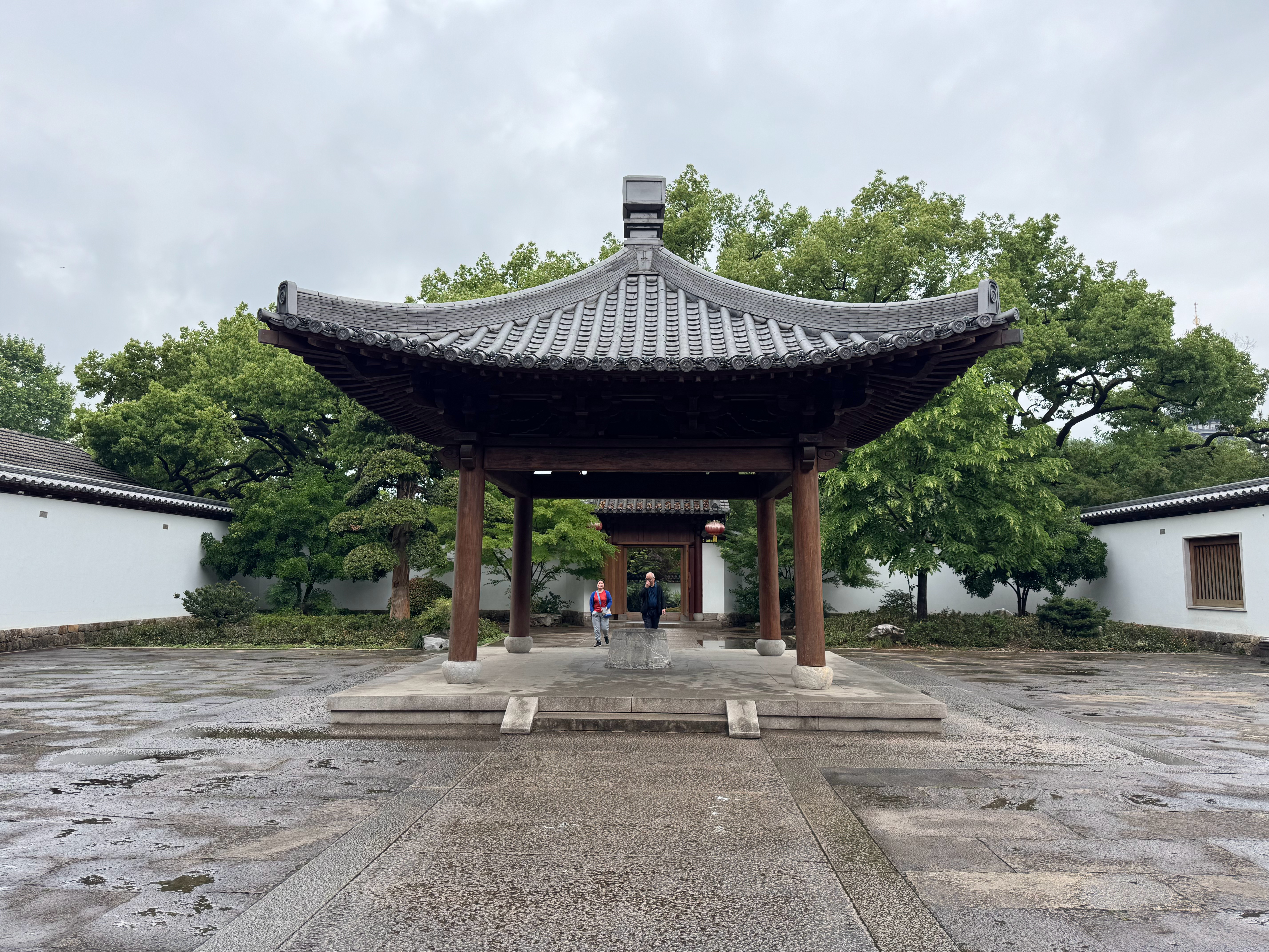 历史知识 西湖边雷峰塔后的净慈寺，传说中济公运木头的古井城市巡游记  ​​​