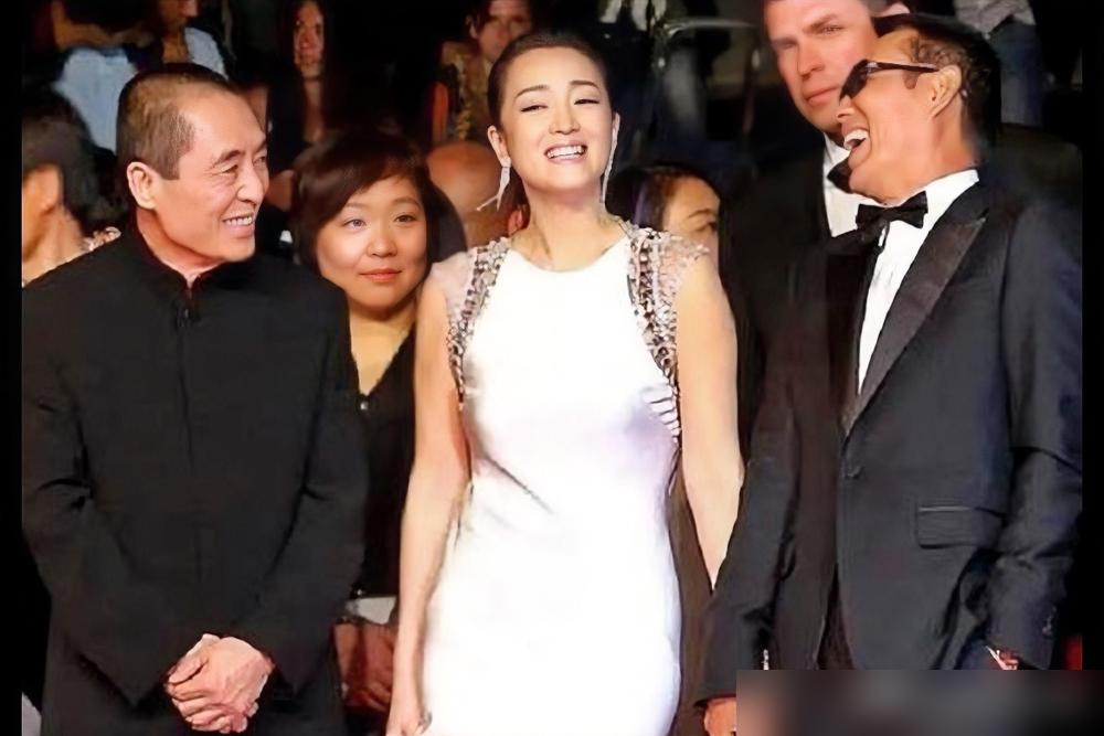 别再意淫什么旧爱重逢了。
戛纳那场红毯，根本不是三角恋，是一场教科书级的权力交