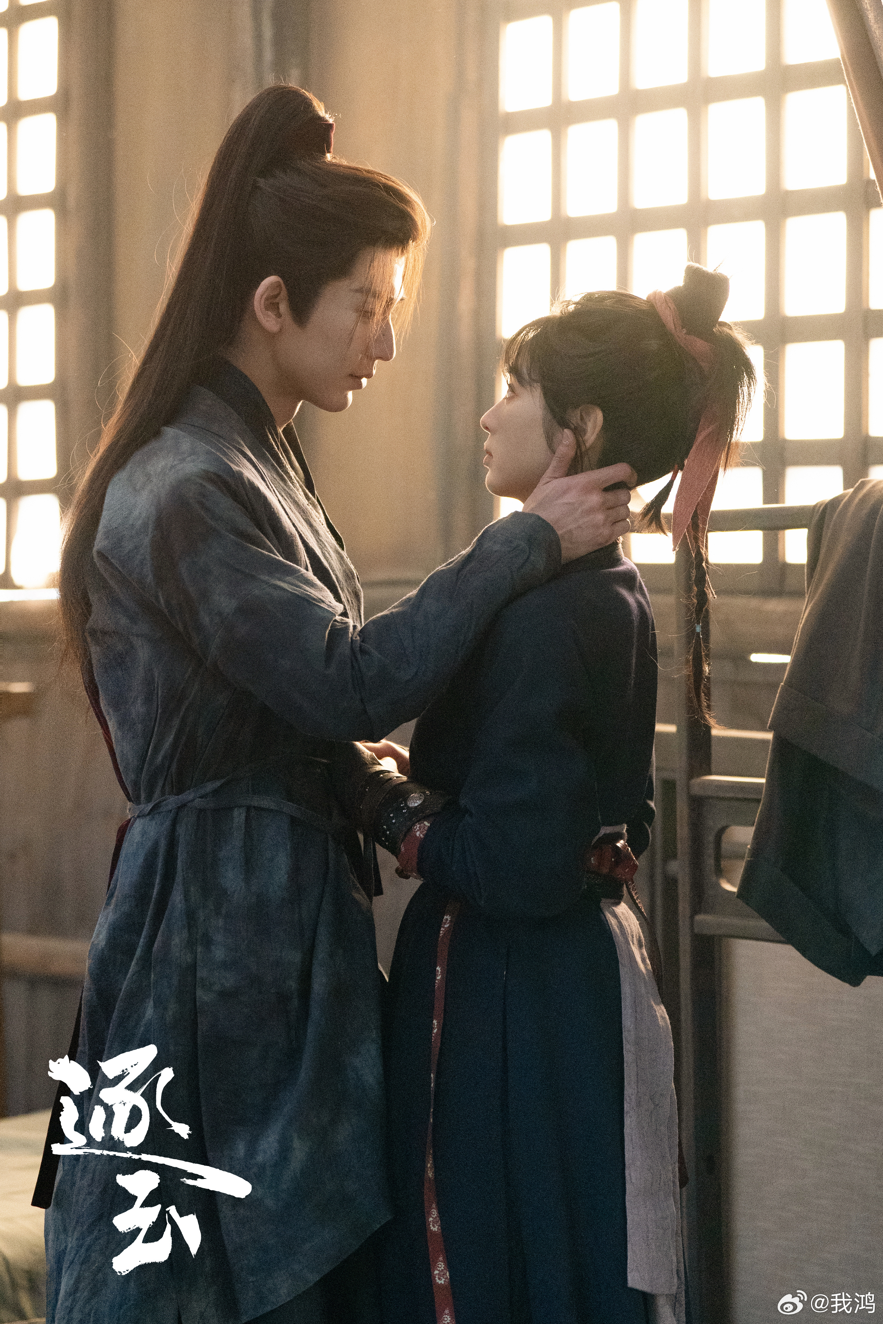 我和爱妻刚看完《逐玉》最新更新的两集，就出来散步。没想到刚一瞬间热搜就爆了，剧集